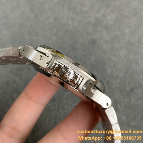 Patek Philippe - Nautilus Annual Cal. 5726A 40.5MM SS/SS White V9F A324S